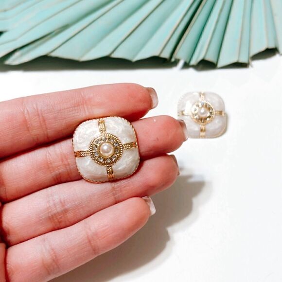 Vintage white pearl stud earrings S90 - Picture 4 of 4